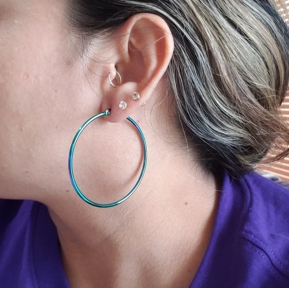 MID sz multicolored hoop earrings - Picture 6 of 7